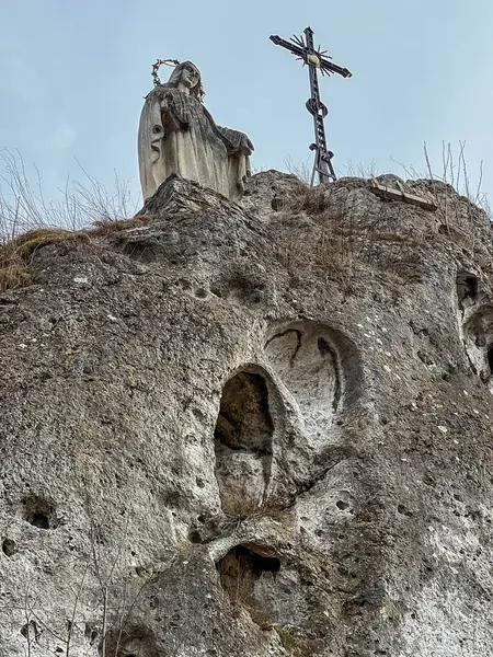Podzamcze, Polonya, 9 Mart 2025: Polonya 'nın Ogrodzieniec kenti yakınlarındaki Podzamcze' de Kayalıkların Hanımefendisinin Sığınağı.