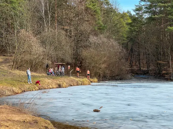 Klucze, Polonya, 9 Mart 2025: Bledowska Çölü yakınlarındaki Klucze, Polonya 'daki Zielony Stadyumu' nda ilk bahar banyoları. Kış yüzme.