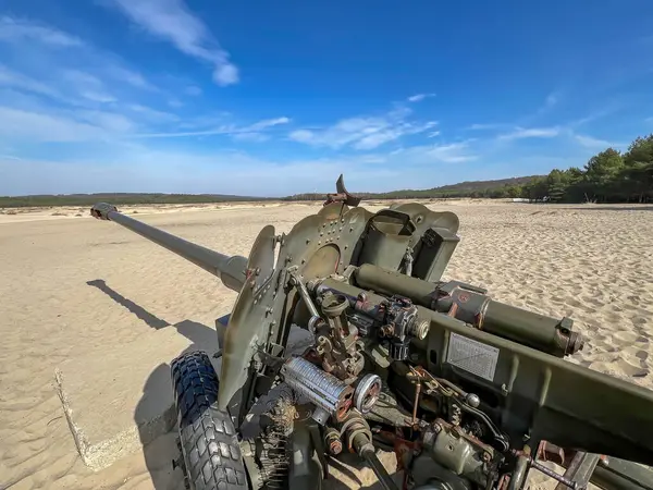 Bledowska Çölü 'nde sergi olarak bırakılmış 85 mm' lik eski bir top..