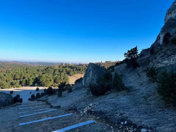 Polonya 'nın Krakow-Czestochwa tepesindeki Czestochowa yakınlarındaki Olsztyn' deki ortaçağ şatosunun kalıntılarına doğru Biaklo Dağı 'ndan manzara.