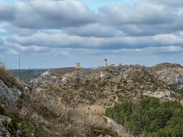 Polonya 'nın Krakow-Czestochwa tepesindeki Czestochowa yakınlarındaki Olsztyn' deki ortaçağ şatosunun kalıntılarına doğru Biaklo Dağı 'ndan manzara.