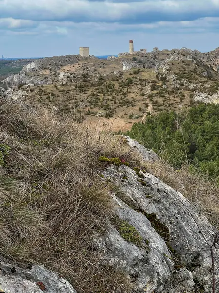 Polonya 'nın Krakow-Czestochwa tepesindeki Czestochowa yakınlarındaki Olsztyn' deki ortaçağ şatosunun kalıntılarına doğru Biaklo Dağı 'ndan manzara.