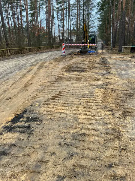 Kanalizasyon sisteminin inşaatı sırasında yol boyunca zeminde kazı yapıldığı tespit edildi..