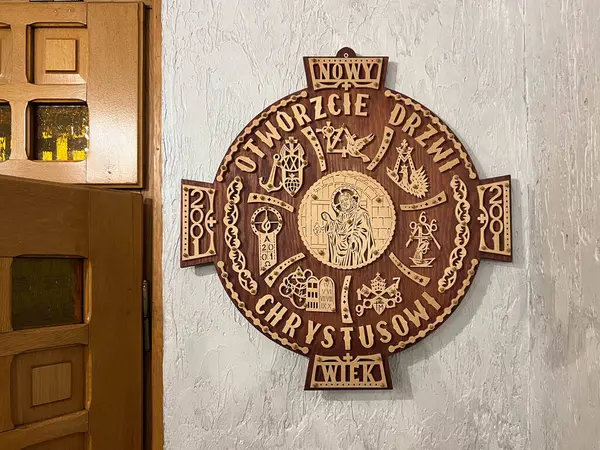 Jurajski Olsztyn, Polonya, 16 Mart 2025: Polonya 'daki Olsztyn Jurajski' deki Kutsal Orman İnziva Merkezi. Yeni yüzyılın amblemi, kilisenin girişinde 