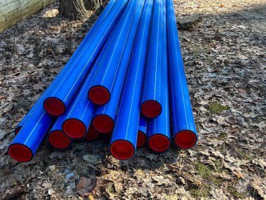 İnşaat alanında depolanan hijyenik kanalizasyon sisteminin yapımında kullanılan borular ve ekipmanlar..