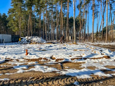 Tek bir aile evinin temellerini kumla kaplıyor ve temellerin içindeki alanı kumla dolduruyor..