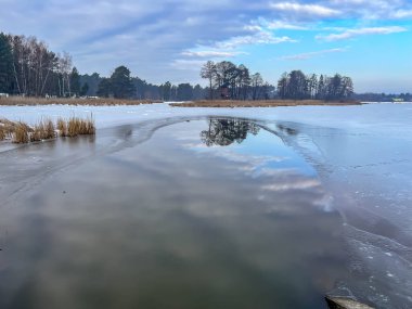 Polonya 'nın Kalety semtindeki Zielona' daki gölette bir yel değirmeni, bir dönüm noktası ve turistik bir yer..