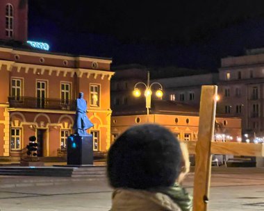 Akşamları Polonya 'nın Czestochowa caddelerinde Haç Yolu (hayranlığın yolu) bulunur. Haçın Gece Yolu.