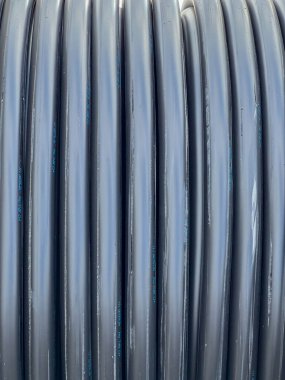 Bir yeraltı elektrik ağı inşa edilirken büyük bir varilin üzerinde kablo..