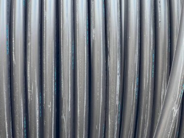 Bir yeraltı elektrik ağı inşa edilirken büyük bir varilin üzerinde kablo..