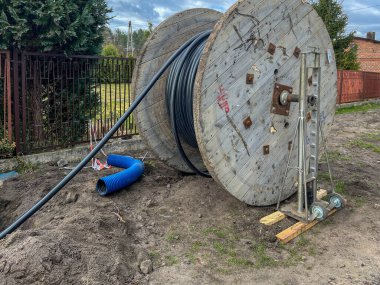 Bir yeraltı elektrik ağı inşa edilirken büyük bir varilin üzerinde kablo..