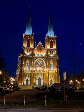 Czestochowa 'daki Kutsal Aile Basilikası. Krakowska Caddesi' ndeki Czestochowa 'da üç naif Roma Katolik kilisesi.