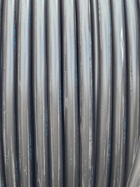 Bir yeraltı elektrik ağı inşa edilirken büyük bir varilin üzerinde kablo..