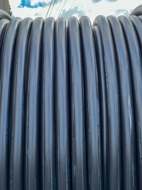 Bir yeraltı elektrik ağı inşa edilirken büyük bir varilin üzerinde kablo..