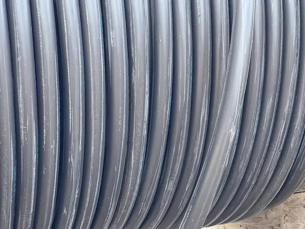 Bir yeraltı elektrik ağı inşa edilirken büyük bir varilin üzerinde kablo..