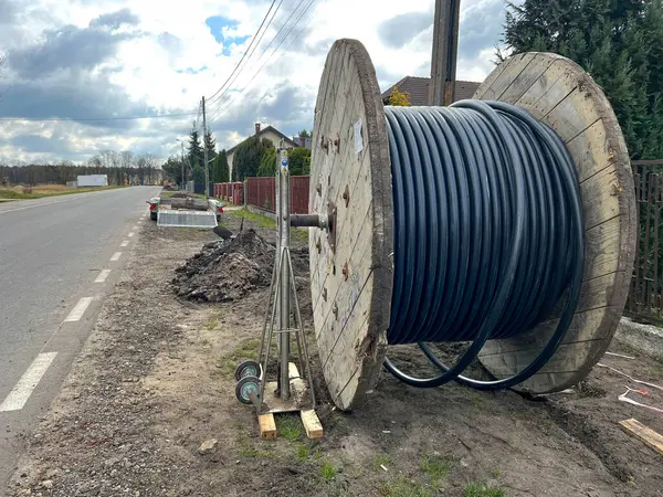 Bir yeraltı elektrik ağı inşa edilirken büyük bir varilin üzerinde kablo..