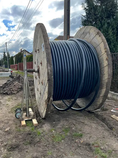 Bir yeraltı elektrik ağı inşa edilirken büyük bir varilin üzerinde kablo..