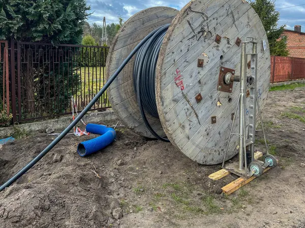 Bir yeraltı elektrik ağı inşa edilirken büyük bir varilin üzerinde kablo..