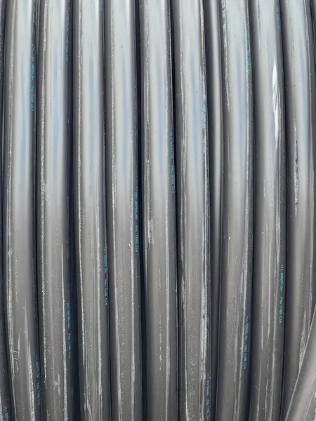 Bir yeraltı elektrik ağı inşa edilirken büyük bir varilin üzerinde kablo..