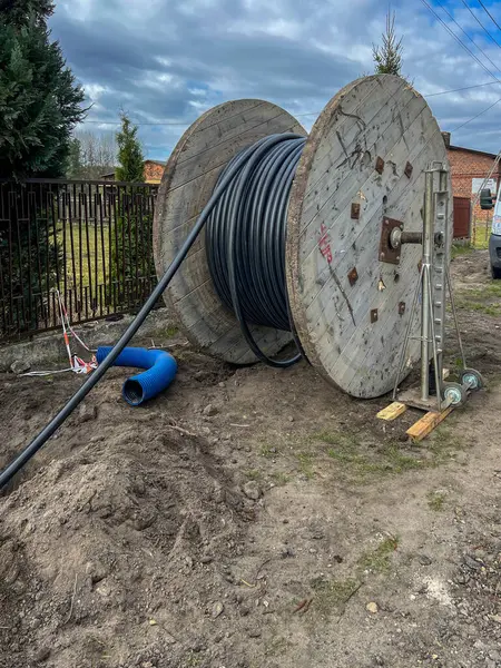 Bir yeraltı elektrik ağı inşa edilirken büyük bir varilin üzerinde kablo..