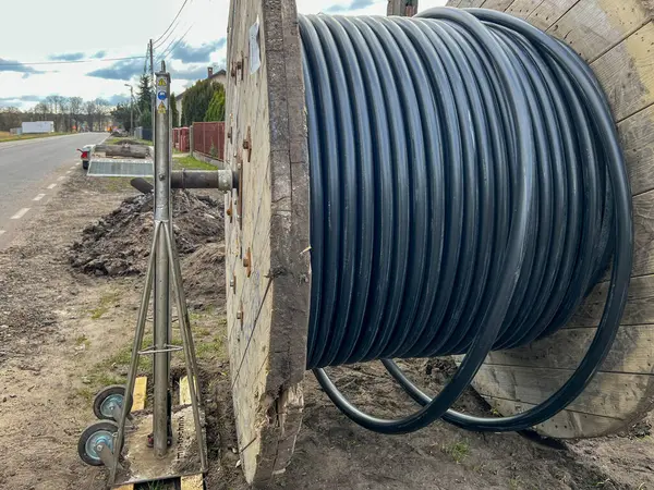 Bir yeraltı elektrik ağı inşa edilirken büyük bir varilin üzerinde kablo..