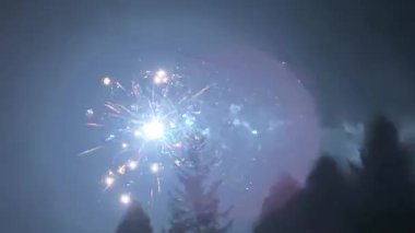 Polonya kırsalında yeni yılın gelişini kutlama geleneği (2024). Gökyüzünde havai fişekler ve evlerin önünde dilekler diliyor..