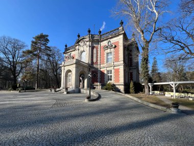Polonya 'nın Swierklaniec kentinde, Park' ta bulunan tarihi bir saray. Bina 19031906 'da Donnersmarck ailesinin mülkünde Fransız Neo-Barok tarzında inşa edildi..