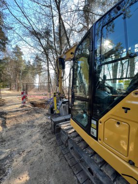 Orman bölgesindeki bir köyde kanalizasyon ve su şebekesi inşaatı sırasında toprak kazısı.