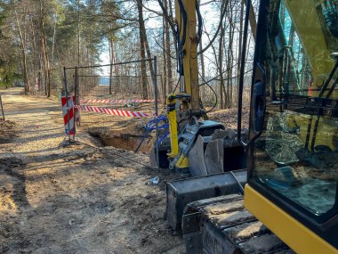 Orman bölgesindeki bir köyde kanalizasyon ve su şebekesi inşaatı sırasında toprak kazısı.