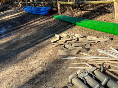 Bir kanalizasyon sistemi inşa edilirken orman yolu boyunca uzanan çeşitli borular: toprağı kurutmak, iğne filtreleri, kanalizasyon ve su için plastik ve diğerleri için kullanılan koleksiyoncular.