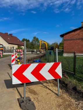 Kalety, Polonya, 24 Nisan 2025: Kırsal alanda bir kanalizasyon sistemi inşa edilmesi. Kırsala, yolun altına boru döşüyorlar..