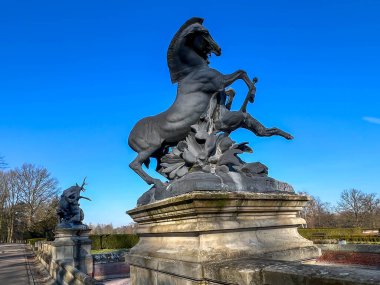 Polonya 'nın Swierklaniec kentindeki eski Donnersmarck aile arazisinin bulunduğu parkta küçük mimari unsurlar. Emmanuel Fremiet 'in heykelleri