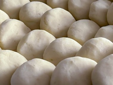 Silezya usulü hamur tatlısı, ama pişirmeden önce, ev yapımı, kaynar suya atılmaya hazır..