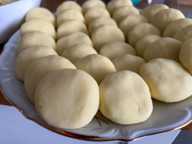 Silezya usulü hamur tatlısı, ama pişirmeden önce, ev yapımı, kaynar suya atılmaya hazır..