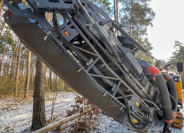Bir otoparkta asfalt değirmen makinesi, kanalizasyon sistemi inşa edilirken yol yüzeyinin bir kısmını kaldırmayı bekliyor..