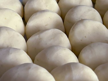 Silezya usulü hamur tatlısı, ama pişirmeden önce, ev yapımı, kaynar suya atılmaya hazır..
