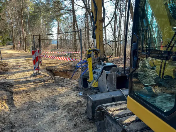 Orman bölgesindeki bir köyde kanalizasyon ve su şebekesi inşaatı sırasında toprak kazısı.