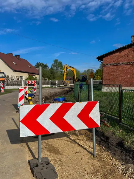 Kalety, Polonya, 24 Nisan 2025: Kırsal alanda bir kanalizasyon sistemi inşa edilmesi. Kırsala, yolun altına boru döşüyorlar..