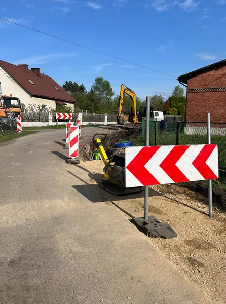 Kalety, Polonya, 24 Nisan 2025: Kırsal alanda bir kanalizasyon sistemi inşa edilmesi. Kırsala, yolun altına boru döşüyorlar..