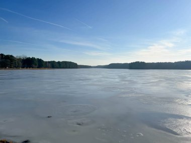 İlk bahar şekerlerinden sonra büyük miktarda suyla kaplı bir göl yüzeyi..