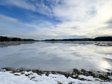 İlk bahar şekerlerinden sonra büyük miktarda suyla kaplı bir göl yüzeyi..