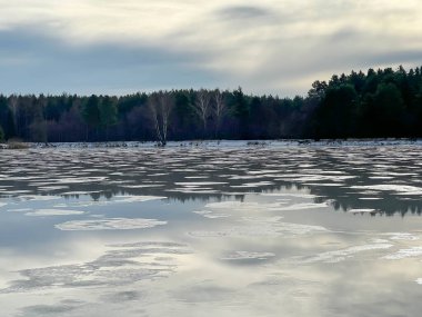 İlk bahar şekerlerinden sonra büyük miktarda suyla kaplı bir göl yüzeyi..
