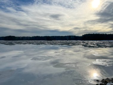 İlk bahar şekerlerinden sonra büyük miktarda suyla kaplı bir göl yüzeyi..