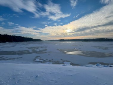 İlk bahar şekerlerinden sonra büyük miktarda suyla kaplı bir göl yüzeyi..