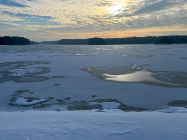 İlk bahar şekerlerinden sonra büyük miktarda suyla kaplı bir göl yüzeyi..