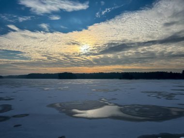 İlk bahar şekerlerinden sonra büyük miktarda suyla kaplı bir göl yüzeyi..