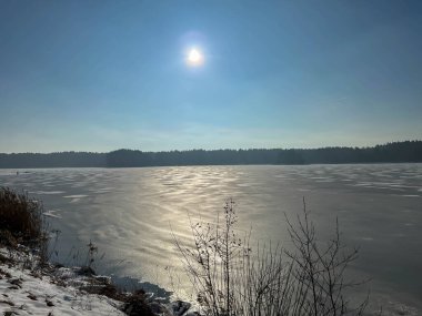 İlk bahar şekerlerinden sonra büyük miktarda suyla kaplı bir göl yüzeyi..