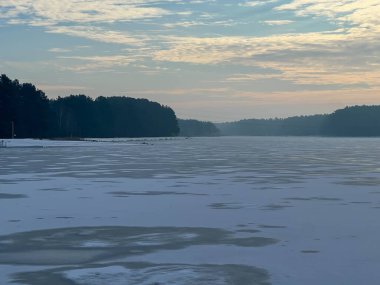 İlk bahar şekerlerinden sonra büyük miktarda suyla kaplı bir göl yüzeyi..