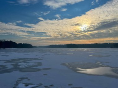 İlk bahar şekerlerinden sonra büyük miktarda suyla kaplı bir göl yüzeyi..