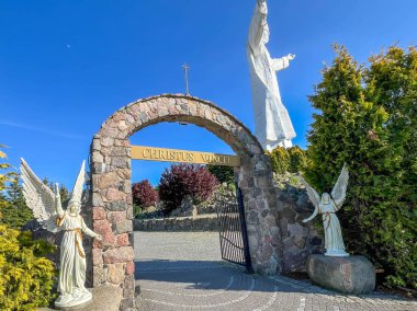 Polonya 'nın Swiebodzin kentindeki en büyük kral heykeli olan İsa' nın yanında 
